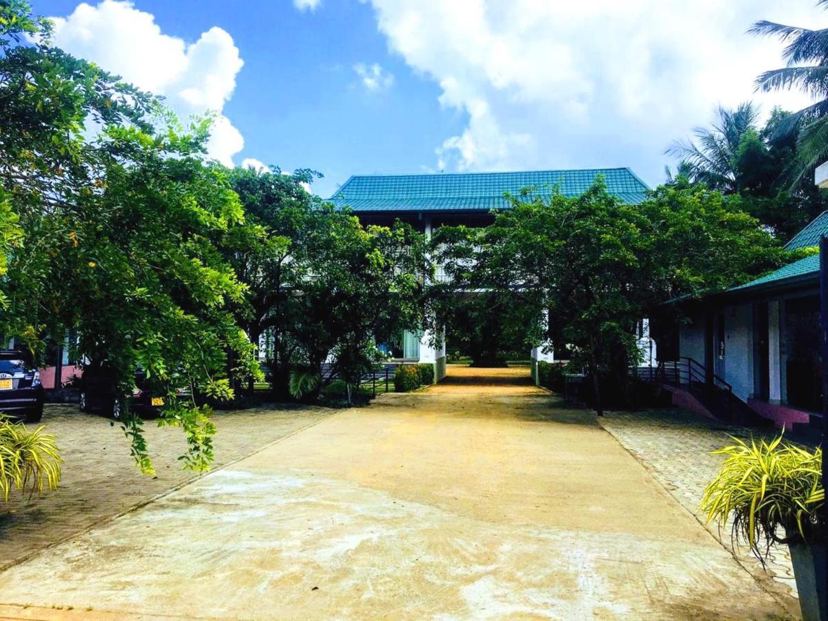 Athkandura Hotel Habarana Exterior photo